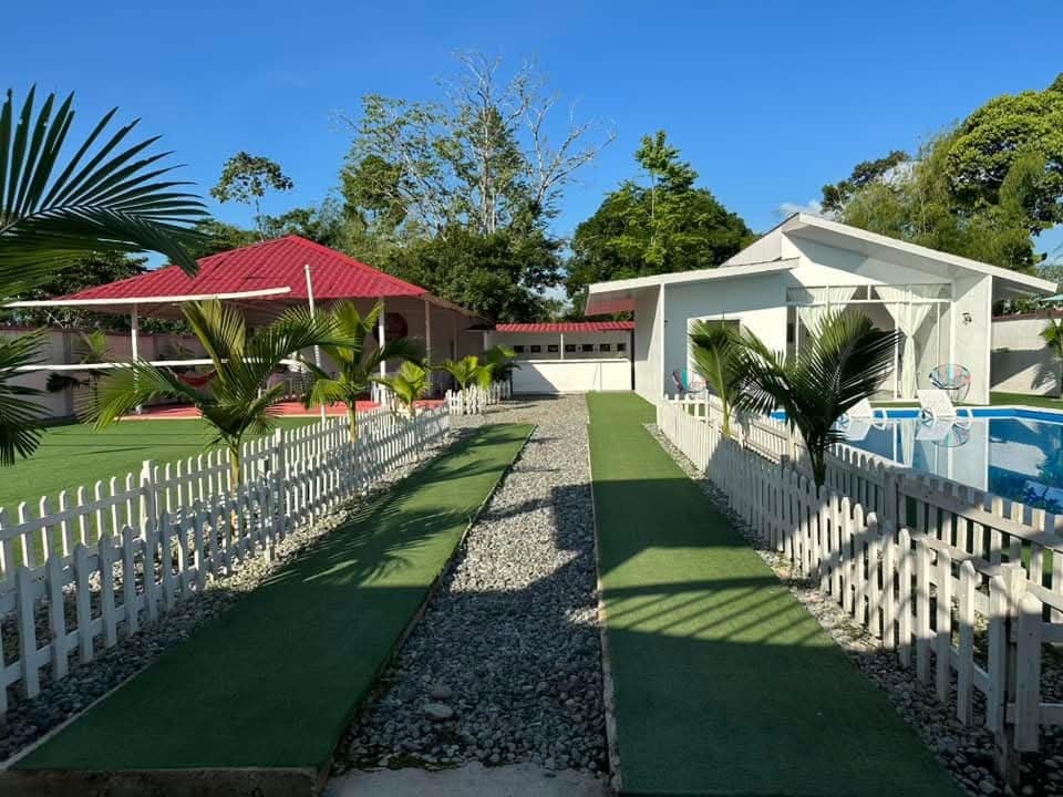 Foto de pasillo de finca con cerca blanca a cada lado